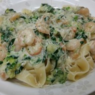 Паста с креветками и шпинатом под сливочно-чесночным соусом