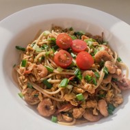 Паста с креветками и томатами