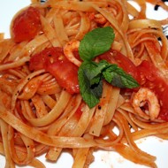 Паста с креветками под томатно-чесночным соусом