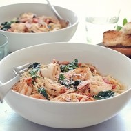 Паста с креветками, помидорами, лимоном и шпинатом