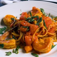 Паста с креветками, сливочно-томатным соусом и вермутом