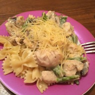Паста с курицей и грибами в сливочном соусе