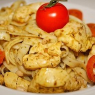 Паста с курицей, соусом песто и кедровыми орешками