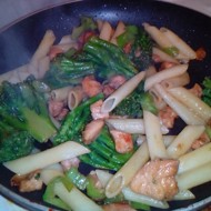 Паста с курицей и брокколи в устричном соусе