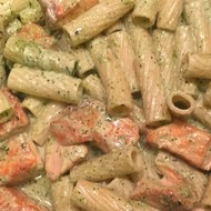 Паста с лососем в сливочном соусе с песто