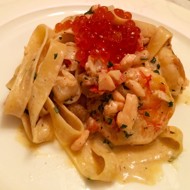 Паста с морепродуктами и луком