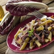 Паста с радиккьо, панчеттой и луком