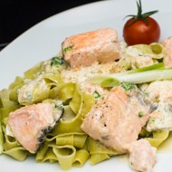 Паста с семгой в сливочно-чесночном соусе