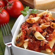 Паста с соусом из помидоров, анчоусов, каперсов и маслин