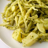 Паста с соусом песто, картофелем и зелеными бобами