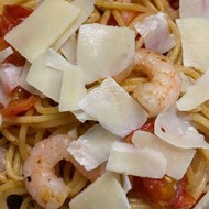 Паста с томатами и креветками