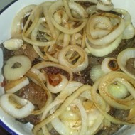 Печень по-берлински с яблоками