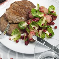 Печень с шалфеем, клюквой и брюссельской капустой