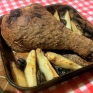 Печеная голень индейки с пряностями, грушей и черносливом