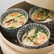 Печеная яичница с креветками в сметанном соусе