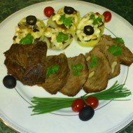 Печеная телятина и печеный картофель с опятами и луком