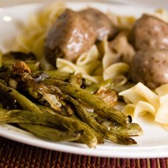 Печеная зеленая фасоль с красным луком и грецкими орехами