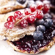 Печенье из грецких орехов с черничным джемом