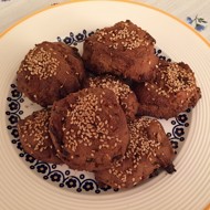 Печенье из кукурузной муки с орехами и черносливом