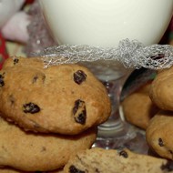 Печенье с шоколадной крошкой и изюмом в коньяке