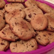 Печенье с шоколадом и вишней