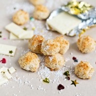 Печенье в глазури из белого шоколада и кокосовой стружки