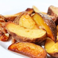 Печеные дольки из батата с чили и чесноком