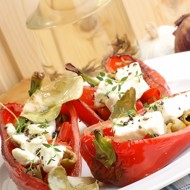 Печеные фаршированные сладкие перцы с черри, фетой и тимьяном