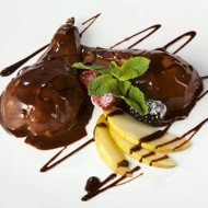 Печеные груши с сушеной вишней и шоколадным соусом