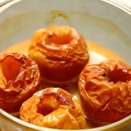 Печеные яблоки с корицей в белом вине