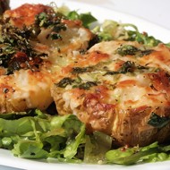 Печеные половинки картофеля с начинкой из шпината и сыра