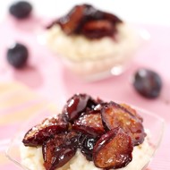 Печеные сливы с бренди и лимонной цедрой