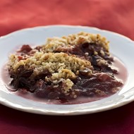 Печеные сливы с лесными ягодами, виски и овсянкой