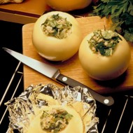 Печеный фаршированный лук с каштанами и цедрой мандарина