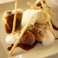 Печеный инжир с красным вином, орехами и маскарпоне