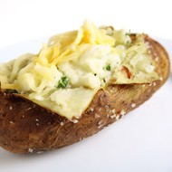 Печеный картофель с начинкой из брокколи, сыра и бекона