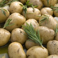 Печеный молодой картофель с розмарином и чесноком