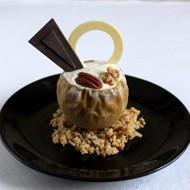 Печеное яблоко с кремом из голубого сыра и крамблом из ореха пекан