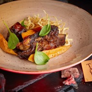 Печеное ребро бычка в глазури из пряного терияки с бататом