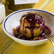 Печеное яблоко с медом, изюмом и курагой