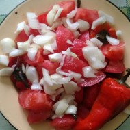 Печеный красный перец с розовыми помидорами и луком по-болгарски