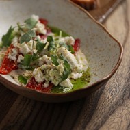 Печеный перец рамиро с соусом из тунца, сыром рикотта и семенами конопли