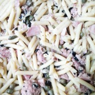 Пене с базиликом, тунцом и каперсами