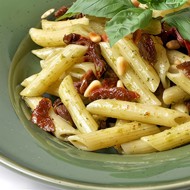 Пенне ригате с сушеными помидорами и кедровыми орехами