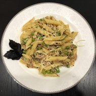 Пенне с тунцом и зеленым горошком