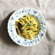 Пенне со спаржей и яичным соусом