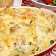 Пенне, запеченные с пармезаном, сливками и прошутто