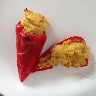 Перцы чили фаршированные яйцами, пореем и креветками