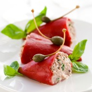 Перцы фаршированные тунцом и каперсами