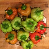 Перец, фаршированный запеченными овощами с рисом и чечевицей